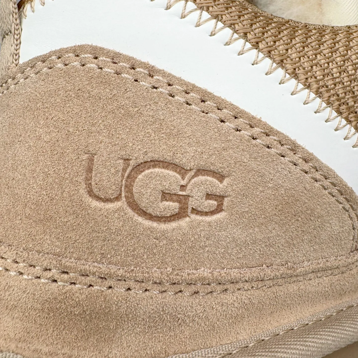Pick up locally💰640 UGG 4032 Meyer autumn and winter sheepskin and fur integrated snow boots. All shoes are made of ZP from the same factory. Longfeng A-grade Australian imported sheepskin and fur integrated. Men's and women's boots brand OEM production line fully follows the ZP process. OEM original pattern maker adheres to the principle of no original shoes and no development selection. Pay attention to every detail. The most authentic version on the market TREADLITE "Light Wing" technology outsole Lightweight/durable/flexible/pile size: 35 36 37 38 39 40 41 42 43 44 45 Coding: by3936030